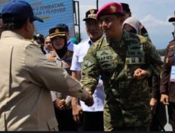 Komandan Lanal Yogyakarta Kolonel Marinir Hafied Indarwan,S.E mendampingi Presiden Republik Indonesia