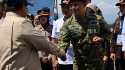 Komandan Lanal Yogyakarta Kolonel Marinir Hafied Indarwan,S.E mendampingi Presiden Republik Indonesia