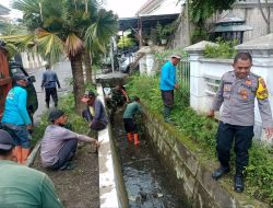 Cegah Banjir, Babinsa Purwosari Pelopori Gotong Royong Bersama Warga Bersihkan Saluran Air