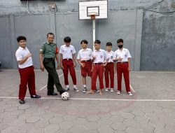 Wujud Cinta Kasih Dan Kedekatan TNI, Babinsa Purwodiningratan Belajar Dan Bermain Bersama Anak-Anak SDN Purwodiningratan