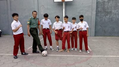 Wujud Cinta Kasih Dan Kedekatan TNI, Babinsa Purwodiningratan Belajar Dan Bermain Bersama Anak-Anak SDN Purwodiningratan