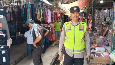 Patroli Jalan Kaki Kapolsek Tungkal ilir Optimalisasi Kedekatan Pencegahan Kejahatan