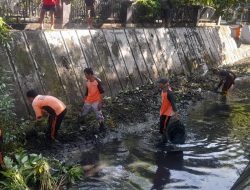 Kita Jaga Alam, Alam Jaga Kita” Danramil 02/Banjarsari Pimpin Kerja Bakti Pembersihan Kali Pepe