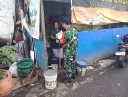 Babinsa Kepatihan Wetan Berbagi Kasih : Sertu Budiono Salurkan Bantuan Sembako Kepada Warga Kurang Mampu