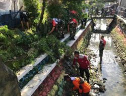 Cegah Bahaya Banjir, Koramil 04/Jebres Laksanakan Kerja Bakti Bersih – Bersih Sungai