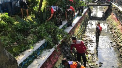 Cegah Bahaya Banjir, Koramil 04/Jebres Laksanakan Kerja Bakti Bersih – Bersih Sungai