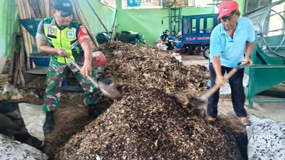 Sukseskan Program “RESPATA”, Bati Tuud Bersama Babinsa Koramil 04/Jebres Bantu Pengolahan Sampah Di TPS3R Mojo Jebres