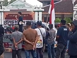 Ratusan Warga Ngunut Demo Tuntut Transparansi APBKal