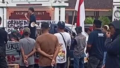 Ratusan Warga Ngunut Demo Tuntut Transparansi APBKal