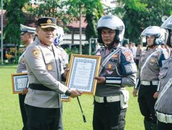 Kapolres Jombang Berikan Penghargaan kepada 12 Anggota Berprestasi