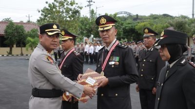Kapolres Kulonprogo Pimpin Upacara Pelepasan Purna Tugas Personel Polres Kulonprogo Tahun 2025