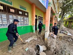 Kapolri Tinjau Pembersihan SD dan Masjid Terdampak Bencana di Aceh Tamiang