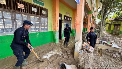 Kapolri Tinjau Pembersihan SD dan Masjid Terdampak Bencana di Aceh Tamiang