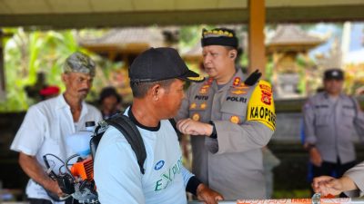 Bhabinkamtibmas Desa Bangli Mengamankan Melancaran Ida Betara Pucak Padang Dawa