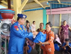 Usai Pantau Debit Air Sungai Sembilang, Satpolairud Polres Banyuasin Salurkan Bantuan Sembako ke Warga