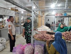 Jelang Nataru, Babinsa Setabelan Laksanakan Pengecekan Sembako di Pasar Legi, Yakinkan Harga Tetap Stabil di Pasaran