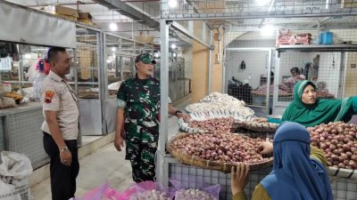 Jelang Nataru, Babinsa Setabelan Laksanakan Pengecekan Sembako di Pasar Legi, Yakinkan Harga Tetap Stabil di Pasaran