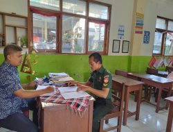 Gerakan Ayah Mengambil Rapor Anak, Anggota Koramil 04/Jebres Luangkan Waktu Sejenak Untuk Hadir di Sekolah