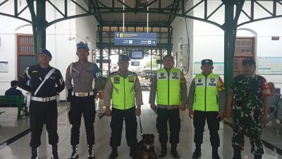Tingkatkan Keamanan Obyek Vital Jelang Nataru, Babinsa Purwosari Laksanakan Pengamanan Dan Pemantauan di Stasiun