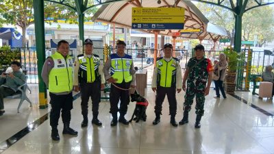Pastikan Keamanan Dan Kenyamanan Penumpang, Babinsa Purwosari Laksanakan Pemantauan Stasiun Kereta Api