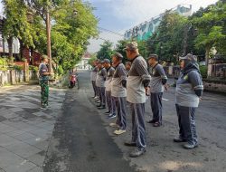 Wujudkan Linmas Yang Tangguh, Babinsa Kepatihan Wetan Gembleng Pelatihan Kedisiplinan