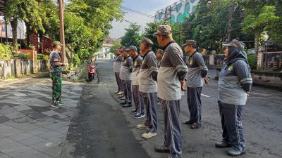 Wujudkan Linmas Yang Tangguh, Babinsa Kepatihan Wetan Gembleng Pelatihan Kedisiplinan