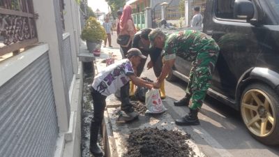 Cegah Banjir Saat Hujan Deras Tiba, Babinsa Mangkubumen Bersama Warga Bersihkan Parit Dan Selokan