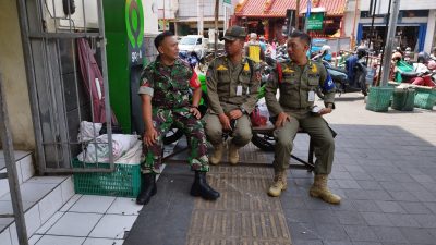 Babinsa Sudiroprajan Bersinergi Dengan Satpol PP, Siap Mengamankan Malam Pergantian Tahun