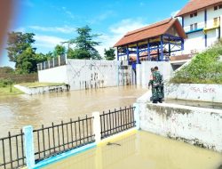 Babinsa Sewu Cek Debit Air Sungai Demangan, Antisipasi Banjir di Musim Hujan