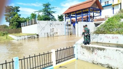 Babinsa Sewu Cek Debit Air Sungai Demangan, Antisipasi Banjir di Musim Hujan