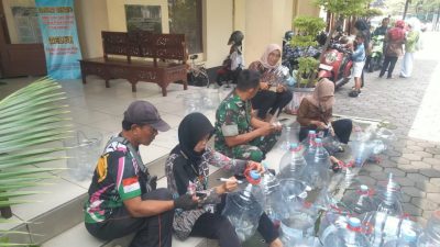Inovatif & Inspiratif, Babinsa Purwodiningratan Sulap Galon Bekas Menjadi Pot Tanaman
