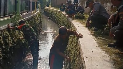 Cegah Terjadinya Banjir Dan Genangan Air Babinsa Purwosari Bersama Warga Kerja Bakti Bersihkan Saluran Air