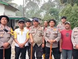 Di Tengah Lumpur dan Harapan, Polri Bersama Warga Buka Akses Jalan Kampung Setie Pascabencana