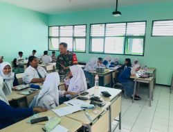Disela-sela Pendistribusian MBG, Babinsa Kepatihan Wetan Sosialisasikan Rekrutmen TNI AD di SMKN 08 Surakarta