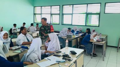 Disela-sela Pendistribusian MBG, Babinsa Kepatihan Wetan Sosialisasikan Rekrutmen TNI AD di SMKN 08 Surakarta
