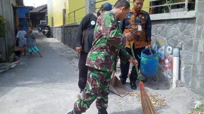 Taman Cerdas Nusukan Menjadi Sasaran Kerja Bakti Babinsa Bersama Warga Dan Tim Saberling