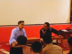 Tim Idensos Densus 88 AT Polri Satgaswil Sumsel Perkuat Deradikalisasi melalui Bedah Buku “At Tahrir” di Ponpes Raudhatul Ulum Sakatiga.