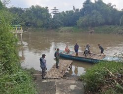 Peduli Keselamatan Warga, Babinsa Cek Sungai Dan Jembatan Penghubung Desa di Penyebrangan Beton di Wilayah Sewu