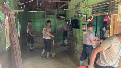 Brimob Polda Sumut Gotong Royong Bersihkan Rumah Warga Terdampak Banjir dan Longsor di Tapanuli Tengah
