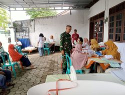 Peran Aktif Babinsa Ketelan Dampingi Kader Posyandu, Cek Kesehatan Warga