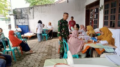 Peran Aktif Babinsa Ketelan Dampingi Kader Posyandu, Cek Kesehatan Warga