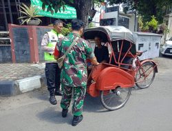 Tak Kenal Kasta, Silaturahmi Babinsa Kepatihan Wetan Menyasar Tukang Becak, Ingatkan Selalu Berhati-hati Saat Bawa Penumpang