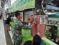 Babinsa Koramil 04/Jebres Pasang Pamflet Rekrutmen Anggota TNI AD
