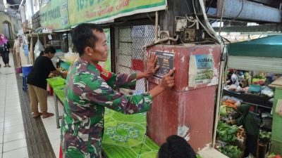 Babinsa Koramil 04/Jebres Pasang Pamflet Rekrutmen Anggota TNI AD