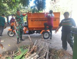 Antisipasi Pohon Tumbang, Babinsa Purwodiningratan Pimpin Kerja Bakti Perempelan Ranting Pohon