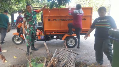 Antisipasi Pohon Tumbang, Babinsa Purwodiningratan Pimpin Kerja Bakti Perempelan Ranting Pohon