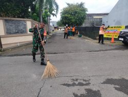 Babinsa Sumber Bersama Tim Satgas DLH Surakarta Laksanakan Pembersihan Lingkungan