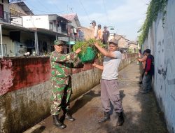 Bersama Cegah Banjir, Bati Bakti TNI Koramil 04/Jebres Ajak Warga Kerja Bakti Pembersihan Sungai