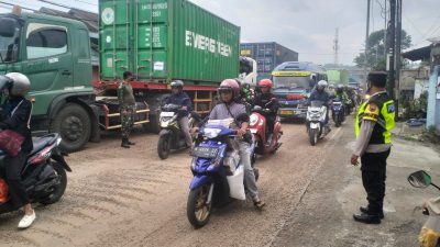 Pintu kontainer terbuka, partikel kayu siap eksport tumpah di Harjosari Bawen.