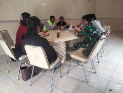 Babinsa Bersama Bhabinkamtibmas Kepatihan Wetan Bersinergi Bantu Mediasi Selesaikan Permasalahan Warga